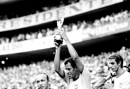 Final da Copa 1970. O capitão Carlos Alberto Torres ergue a Taça Jules Rimet.